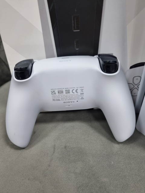 Playstation 5 FAT z napędem + Oryginalny Pad DualSense PS5 Używane Playstation 5 FAT z napędem + Oryginalny Pad DualSense PS5 Używane