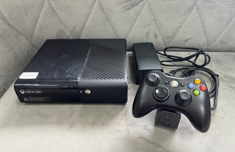 Konsola Microsoft Xbox 360 E + Oryginalny Pad Używana Konsola Microsoft Xbox 360 E + Oryginalny Pad Używana