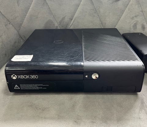 Konsola Microsoft Xbox 360 E + Oryginalny Pad Używana Konsola Microsoft Xbox 360 E + Oryginalny Pad Używana
